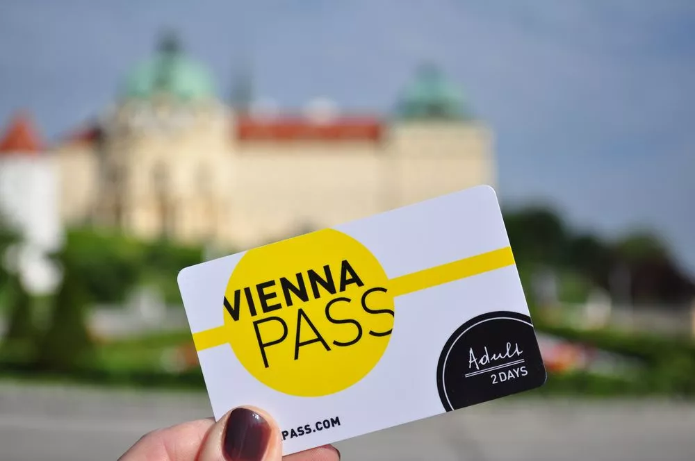 Vienna Pass Nahaufnahme einer Hand mit Vienna Pass_C-Wien Tourismus_Gregor Hofbauer