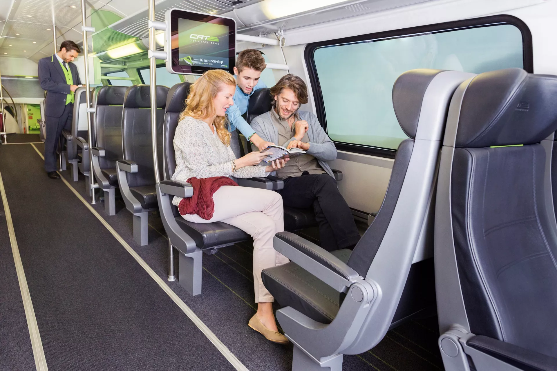 nonstop family Famille assise dans le City Airport Train