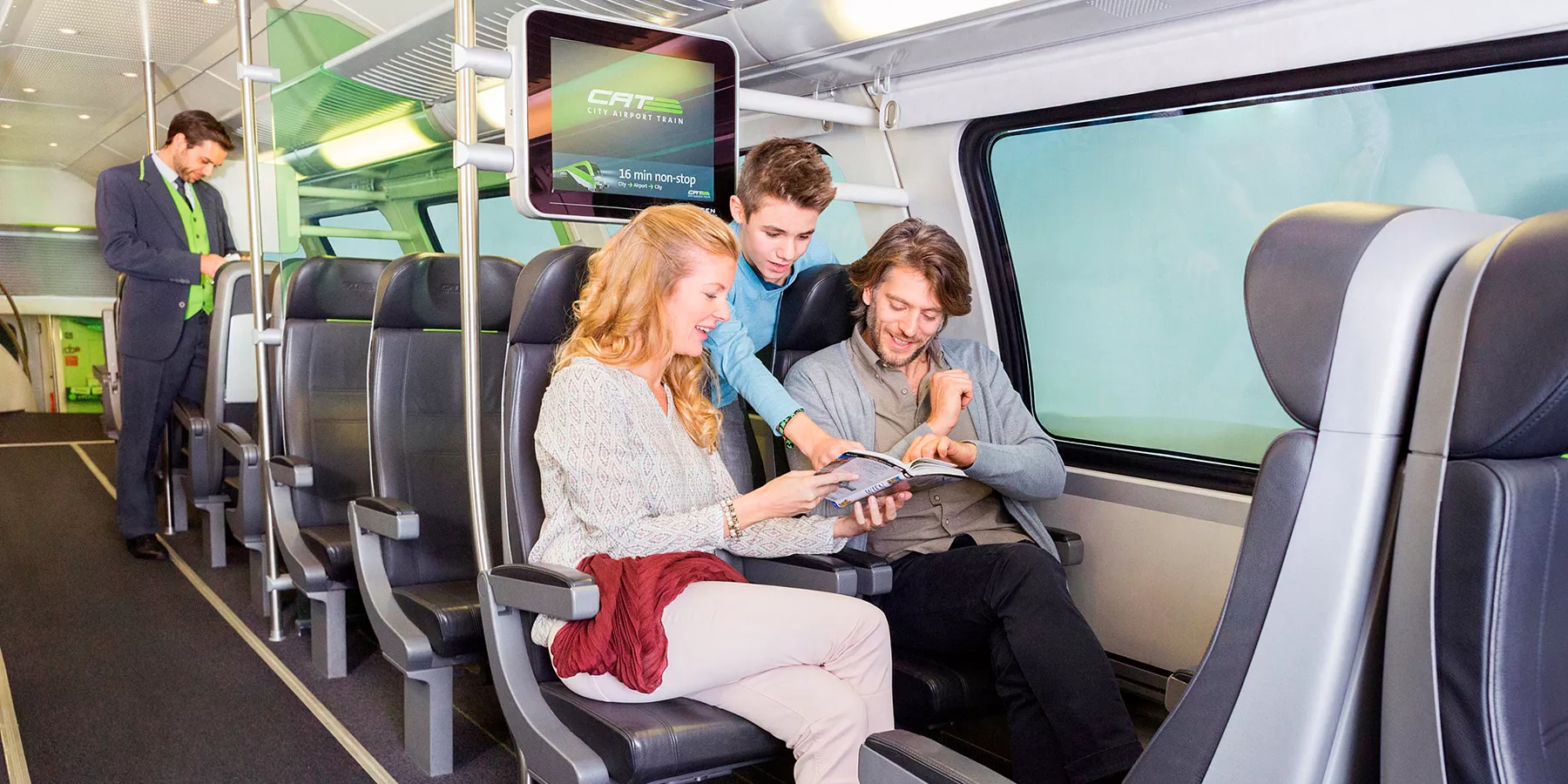 Familie sitzt im City Airport Train_C-CAT Hammerschmid
