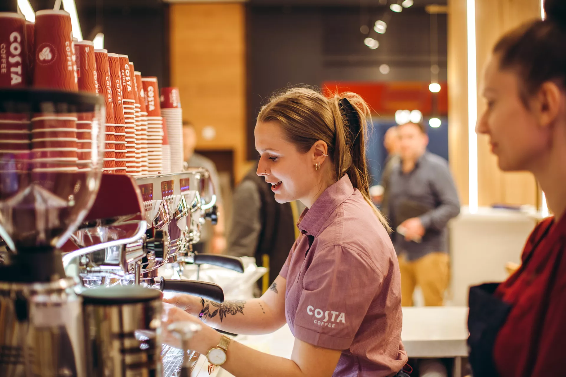 Costa Coffee Un employé de Costa Coffee prépare un café à une machine à café / Copyright: CostaCoffee