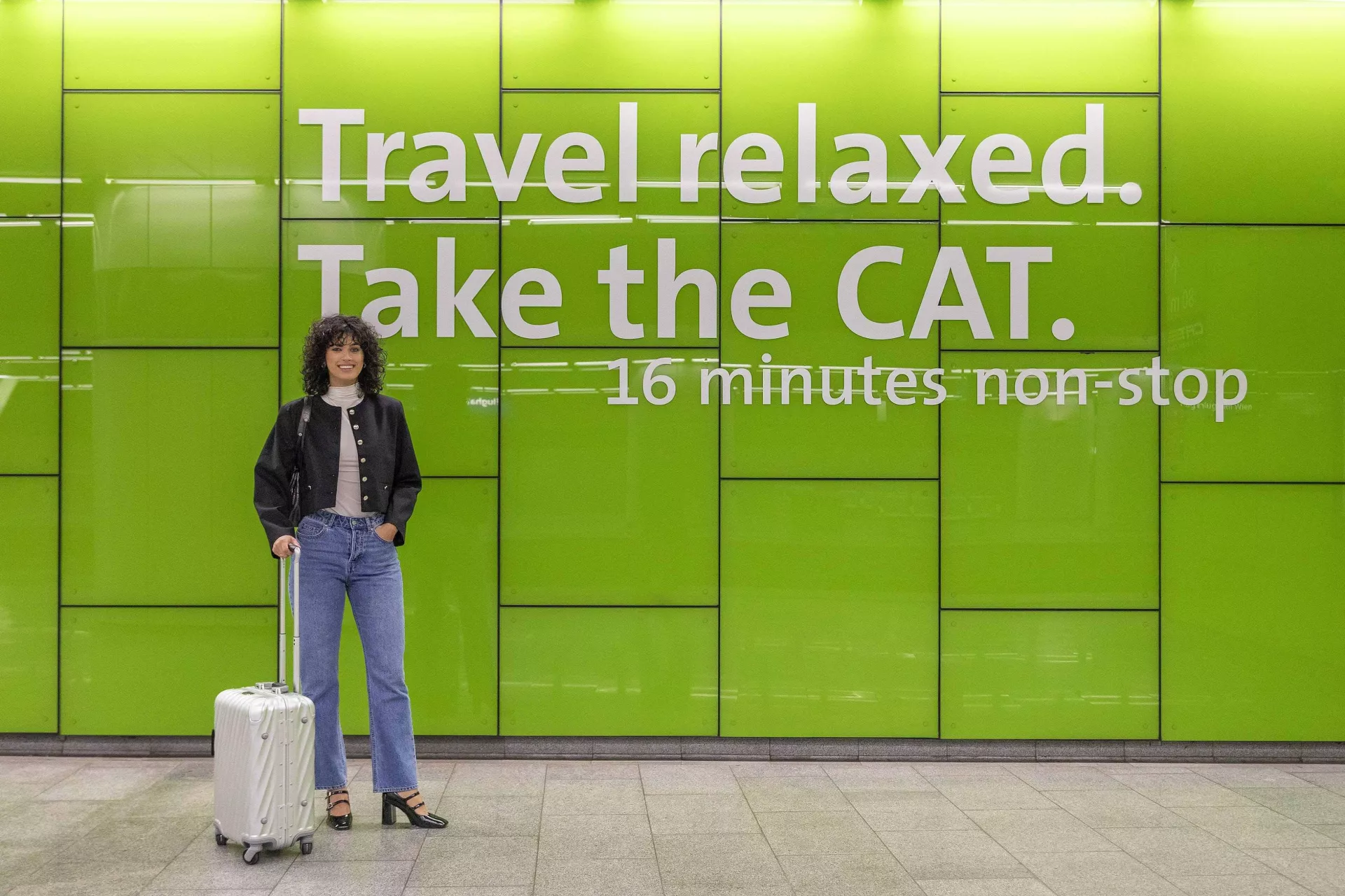 Junge Dame steht am CAT Bahnsteig_C-CAT_Hammerschmid